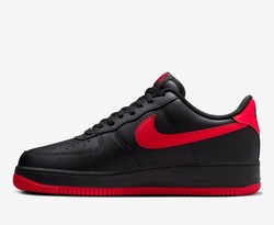 CALZADO NIKE AIR FORCE 1 07 NEGRO LOGO ROJO